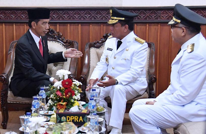 Presiden Joko Widodo dalam perjalanannya menuju Turki singgah sejenak di Provinsi Aceh untuk bertemu dengan Gubernur dan Wakil Gubernur Aceh, Rabu 5 Juli 2017. (Foto: Laily Rachev - Biro Pers Setpres)