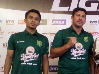 Kurniawan Karman (kiri) bersama pelatih Persebaya Alfredo Vera. (foto: ngopibareng) 