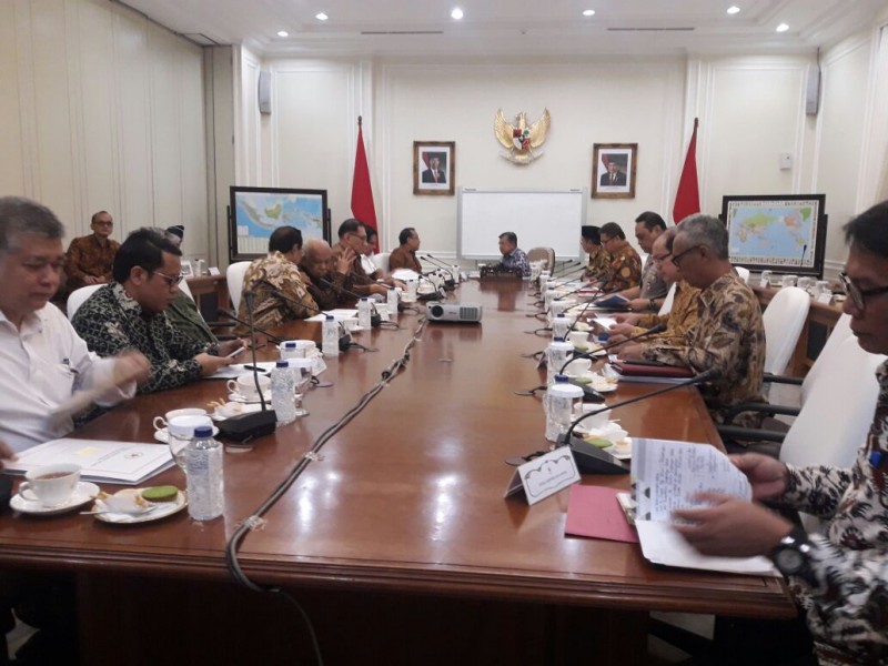 RAKOR: Wapres Jusuf Kalla memimpin Rapat Koordinasi dengan para menteri di Istana Wapres. (Foto Rusmin, Biro Pers Wapres)