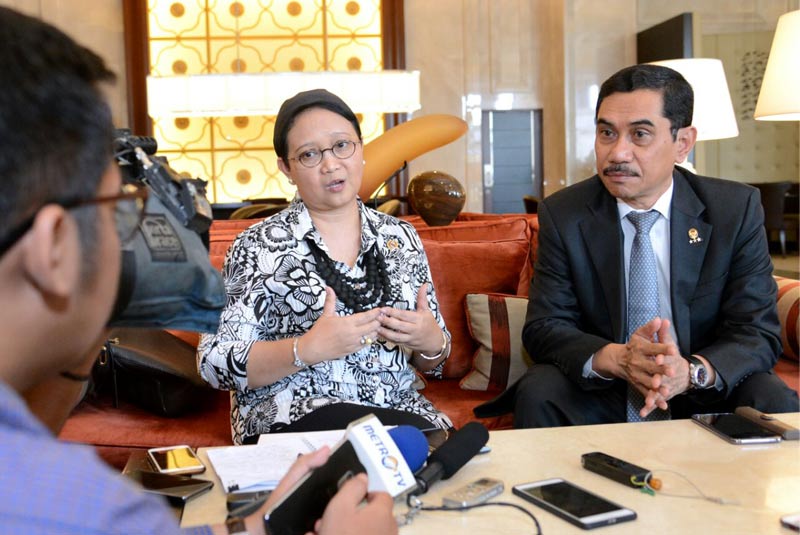 Menteri Luar Negeri Retno Marsudi memberikan keterangan kepada jurnalis di lobby hotel tempat Presiden menginap, Rabu, 5 Juli 2017. (Foto: Kris - Biro Pers Setpres)