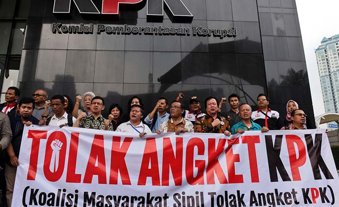 Sejumlah aktivis yang tergabung dalam Koalisi Masyarakat Sipil Tolak Angket KPK (KOMAS TAK) membentangkan spanduk saat mendatangi gedung KPK, Jakarta, Rabu (5/7) kemarin. Kedatangan mereka untuk memberikan dukungan kepada KPK serta menyampaikan petisi untuk menolak hak angket DPR yang dinilai melemahkan KPK. (foto: hafidz mubarak/antara) 