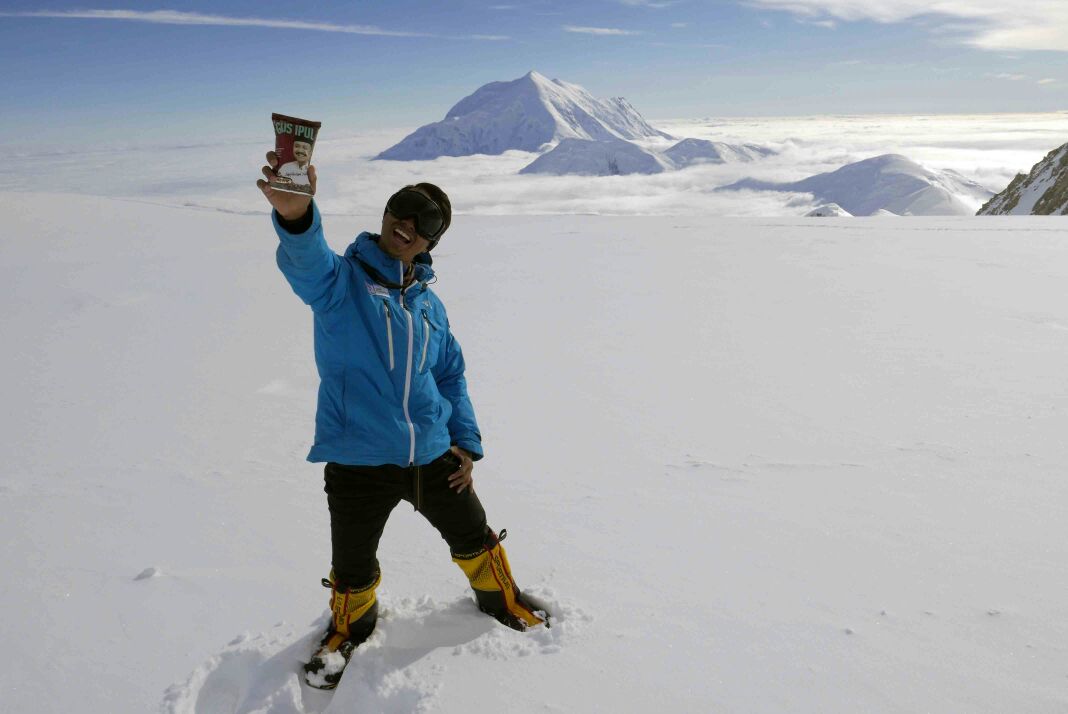 Salah satu anggota Wanala Unair, yang berhasil, mencapai puncak tertinggi Alaska, di Gunung Mc. Kinley Denali, Amerika Utara, yang tingginya mecapai 6.194 meter di atas permukaan laut. (Foto: Dok Wanala)