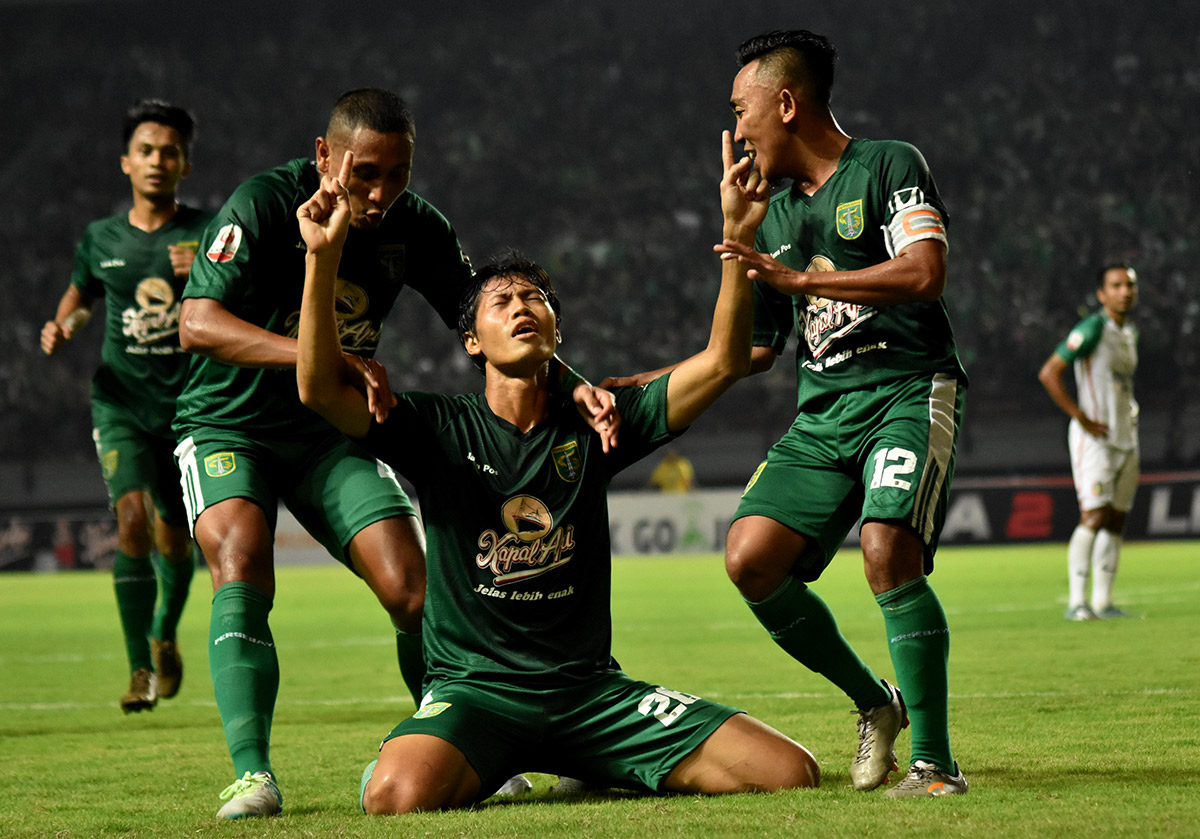 Rishadi Fauzi, sukses cetak gol kedua Persebaya ke Gawang Persatu Tuban di menit 64', dalam pertandingan Grup 5 Liga 2, di Stadion Gelora Bung Tomo, Surabaya, Kamis (6/7). (foto: Haris/ngopibareng.id)