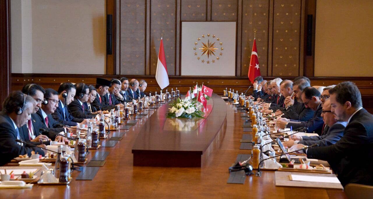 SEPAKAT: Pertemuan bilateral antara delegasi Indonesia yang dipimpin Presiden Jokowi dengan pemerintah Turki di Ankara. (Foto Biro Pers-Setpres)