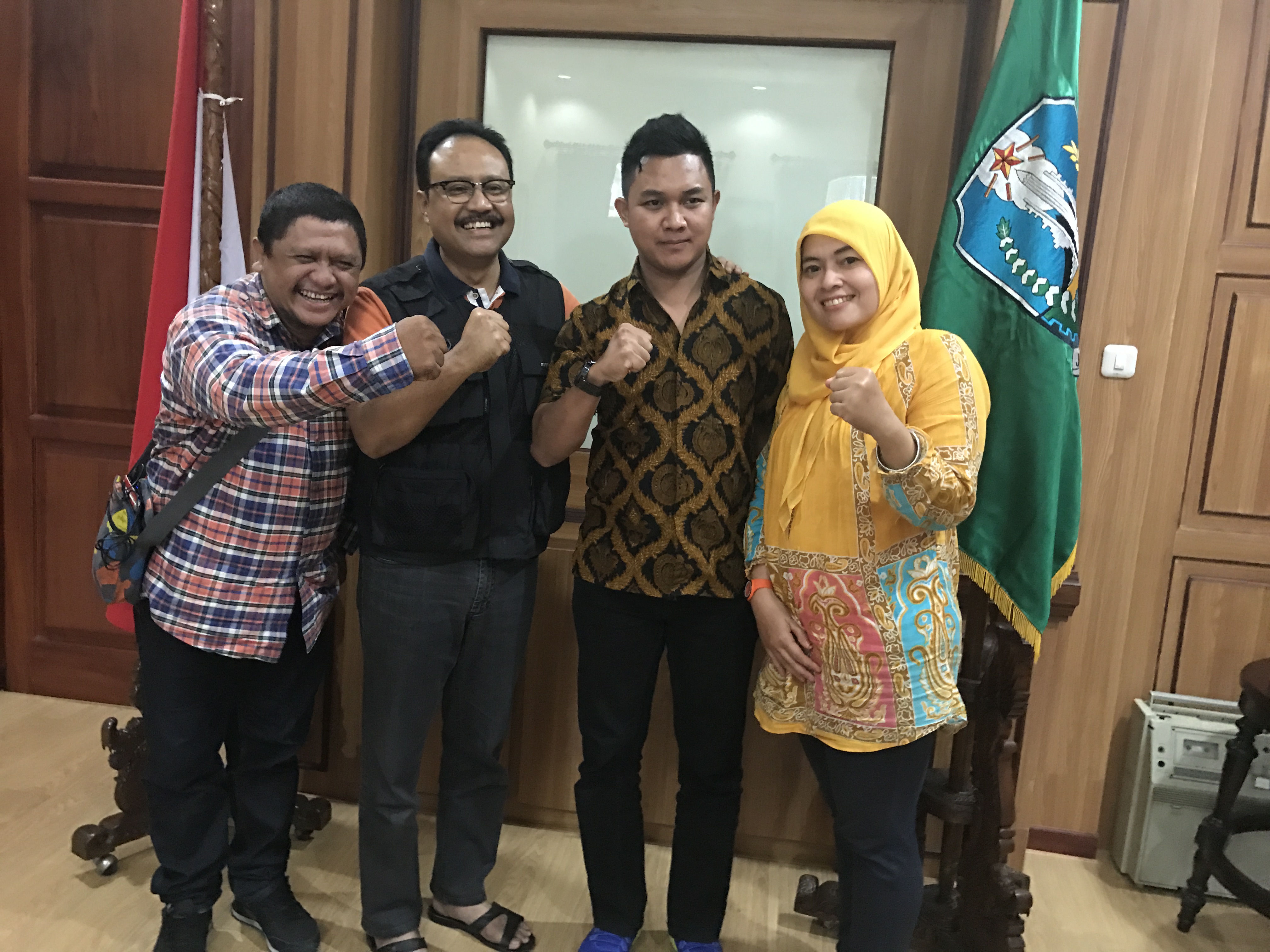 Wagub Jatim Saifullah Yusuf bersama Tri Septa (dua dari kanan) dan Seni Gibol (kiri)