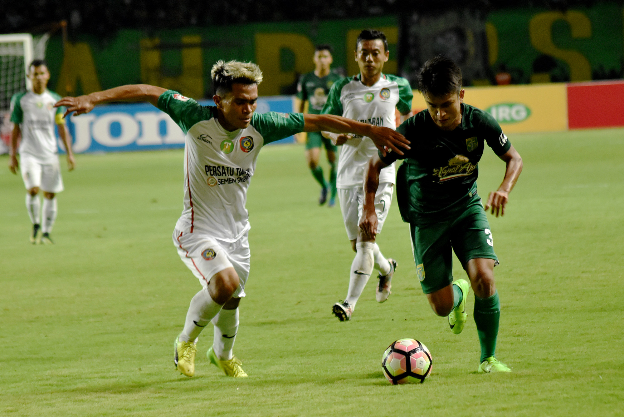 Duel pemain Persatu Yadi Haditiyar (kiri) dengan Pemain Persebaya Abdul Aziz (kanan) di Stadion Gelora Bung Tomo, Surabaya (6/7). (Foto: Hrs/ngopibareng.id) 