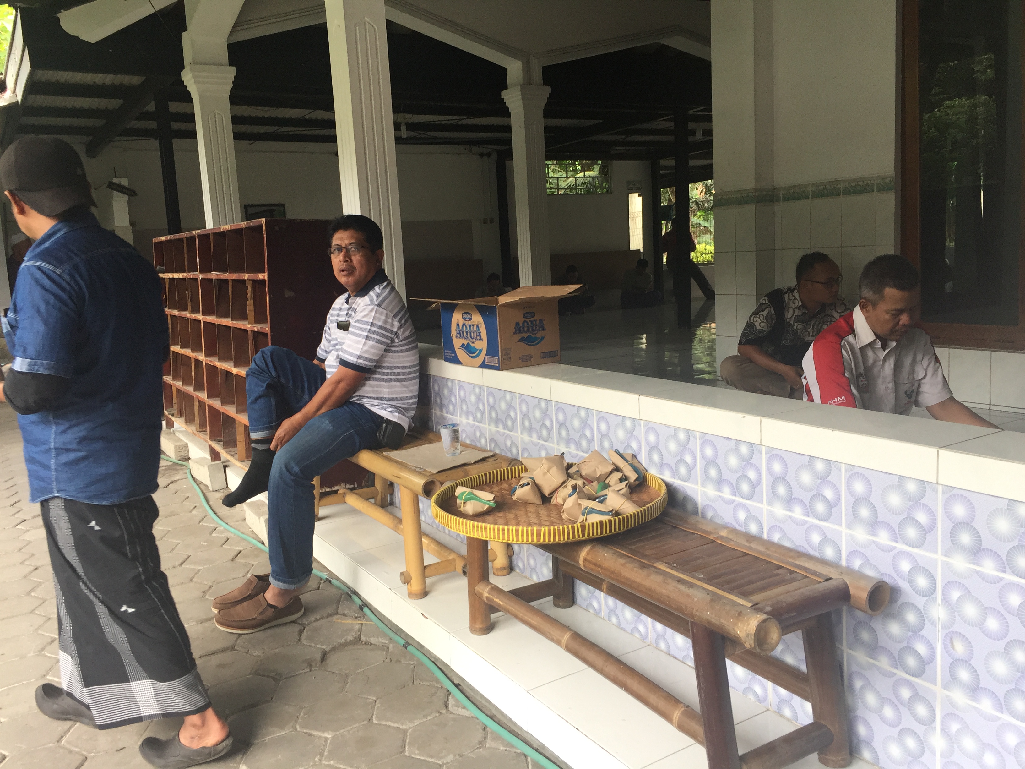 MAKAN JAMAAH: Nasi bungkus untuk para jamaah di Masjid Baiturrahman Sinduadi, Sleman, Jogja.