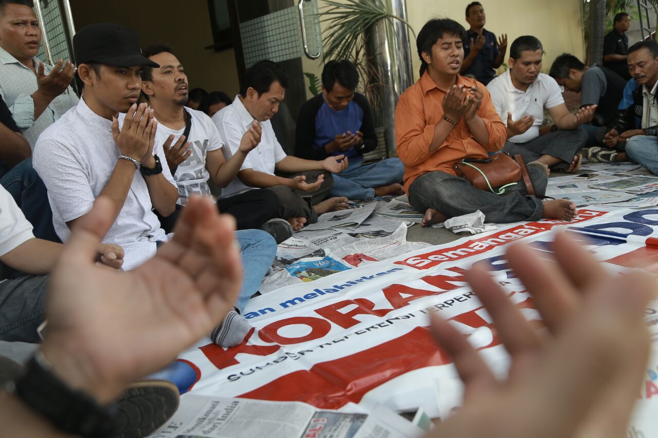 Wartawan/karyawan Koran Sindo Jatim menggelar doa bersama di kantor perwakilan di kawasan Rungkut Industri Surabaya, hari Jumat (7/7) siang. (foto:frd)