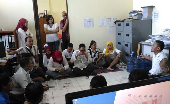 Wartawan dan karyawan Koran Sindo Biro Jatim merapatkan barisan di kantor perwakilan di kawasan Rungkut Industri Surabaya, hari Jumat (7/7) sore. (foto: rid)