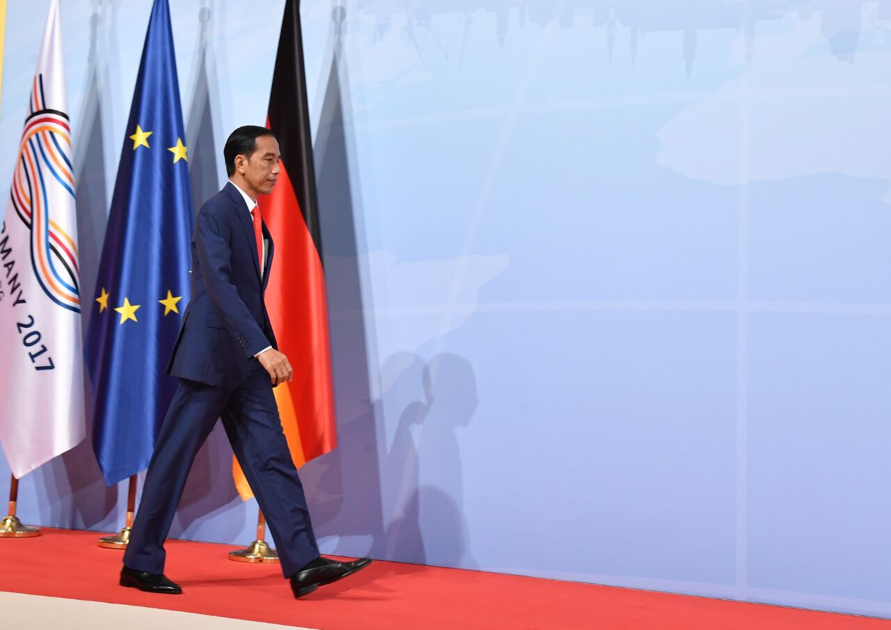 PIDATO: Presiden Jokowi saat menuju podium memberikan pidato di depan para pimpinan negara G20 di Hamburg. (Foto Biro Pers/Setpres)