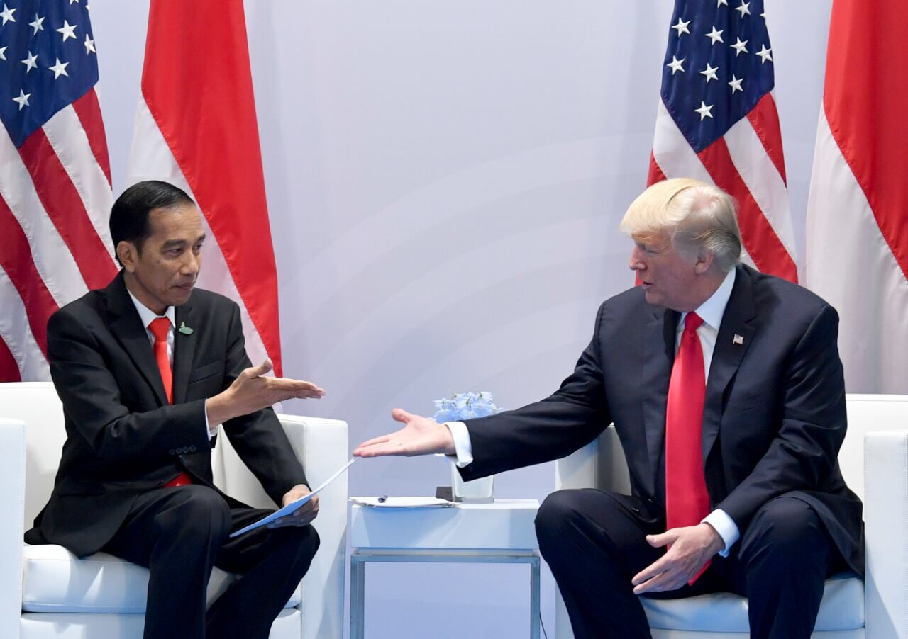 TATAP MUKA: Presiden Jokowi bersama Presidwn AS Donald Trump dalam pertemuan bilateral di Hamburg Jerman. (Foto Biro Pers/Setpres)