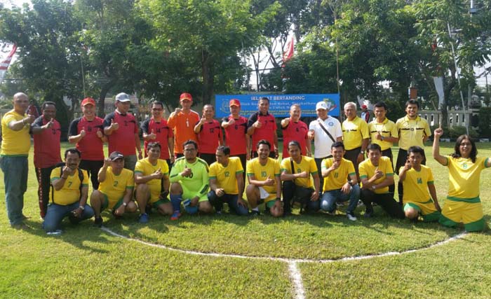 Tim Kejati Jatim dan tim Komunitas Media Pengadilan-Kejaksaan (KOMPAK) saat berpose bersama sebelum pertandingan exhibition futsal digelar.  (foto: tom)