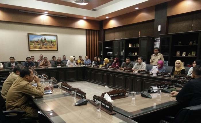 Wartawan/karyawan Koran Sindo Biro Jatim didampingi Kadis Nakertransduk Jatim berdialok dengan Ketua Komisi E DPRD Jatim   Agung Mulyono, di Kantor DPRD Jatim Jl. Indrapura Surabaya, hari Senin (10/7) siang. (foto: tom).  