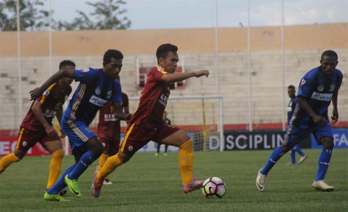 Penyerang Persbul Boul,  Rifki Hamzah mencoba melawati kepungan pemain Yukohimo FC di pertandingan perdana grup 8 Liga 2 di Stadion Gelora Delta, Sidoarjo, Senin (10/7) Pertandingan berakhir untuk kemenangan Yukohimo, 1-0. (foto:tom)
