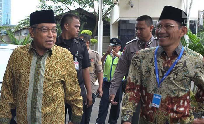 Ketua Umum PBNU KH Said Aqil Siradj dan pengurus lainnya mendatangi Gedung KPK untuk beri dukungan pemberantasan korupsi, hari Selasa (11/7) siang. (foto:liputan6.com)