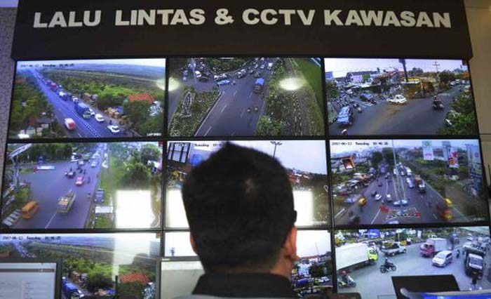 Pusat pemantauan jalan tol CCTV di Jakarta. Masih kurang canggih? (foto: antara)