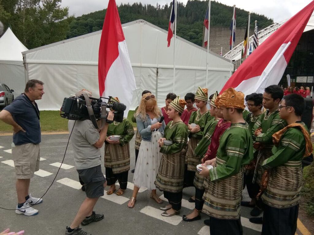 BANGGA: Penari mahasiswa PT Al Izhar sedang diwawancarai TV setelah menang di Llangollen Dance Competition Eisteddfod 2017, Wales. (Foto Istimewa)