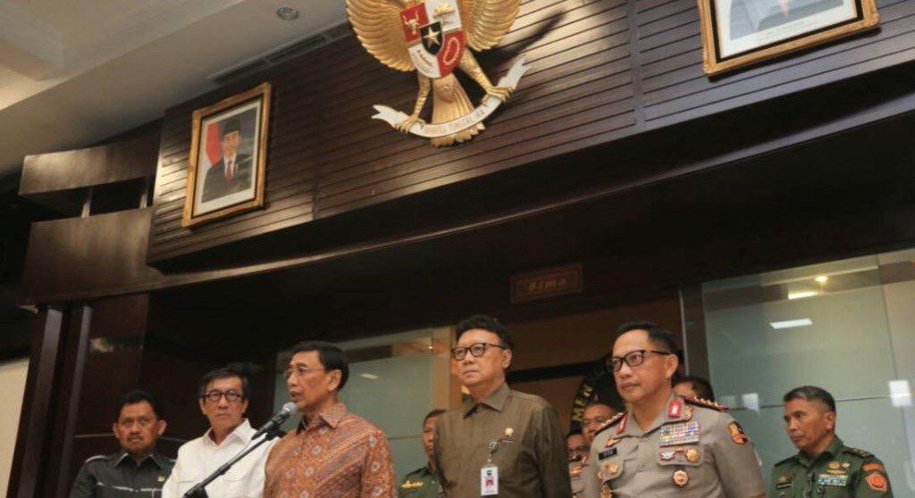 Menteri Koordinator Bidang Politik, Hukum, dan Keamanan (Menko Polhukam), Wiranto (tengah).