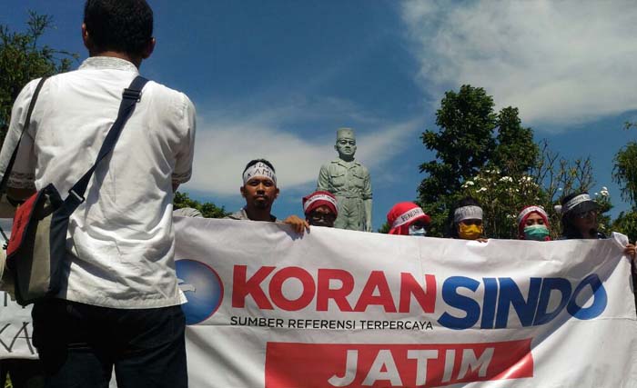 Wartawan/karyawan Koran Sindo Biro jatim gelar aksi di bawah patung Gubernur Suryo, depan Gedung Grahadi Surabaya hari Selasa (12/7) siang. (foto: tom)