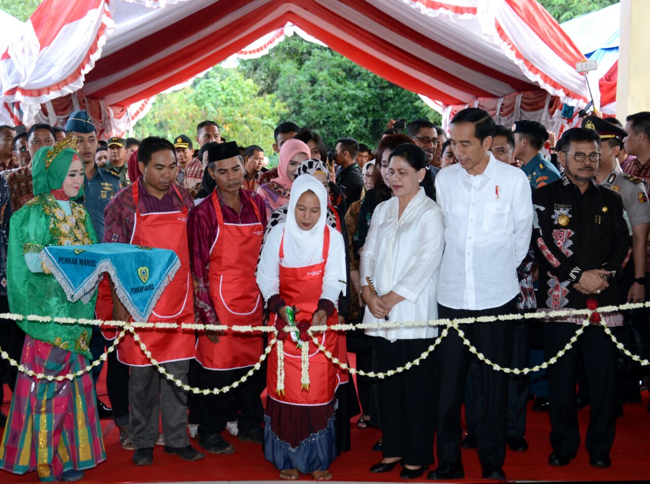 PASAR RAKYAT: Presiden Jokowi dan Ibu Negara Iriana Jokowi menyaksikan pengguntingan pita saat peresmian Pasar Rakyat Maros Baru. (Foto Biro Pers/Setpres)