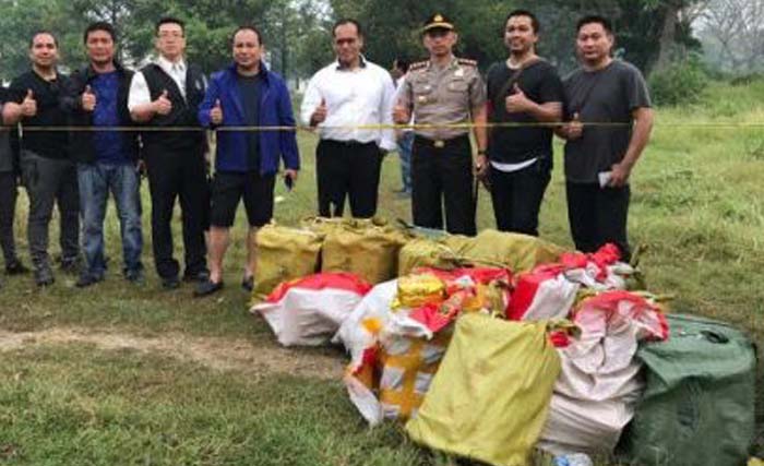 Anggota polri dan polisi Taiwan foto di depan barang bukti 1 ton sabu-sabu yang ditangkap hari Kamis (13/7) pagi. (foto: goriau)