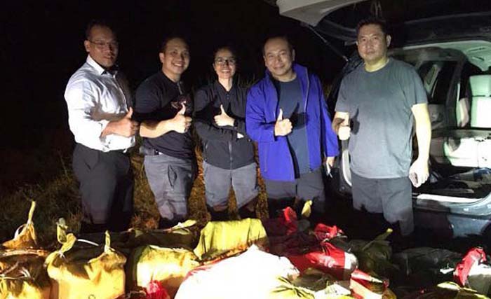 Satu ton sabu-sabu berhasil diamankan polisi hari Kamis (13/7) pagi di Anyer, Banten, hasil kerjasama dengan polisi Taiwan. Polisi kedua negara foto bersama di depan barang bukti. (foto:tribunbatam)