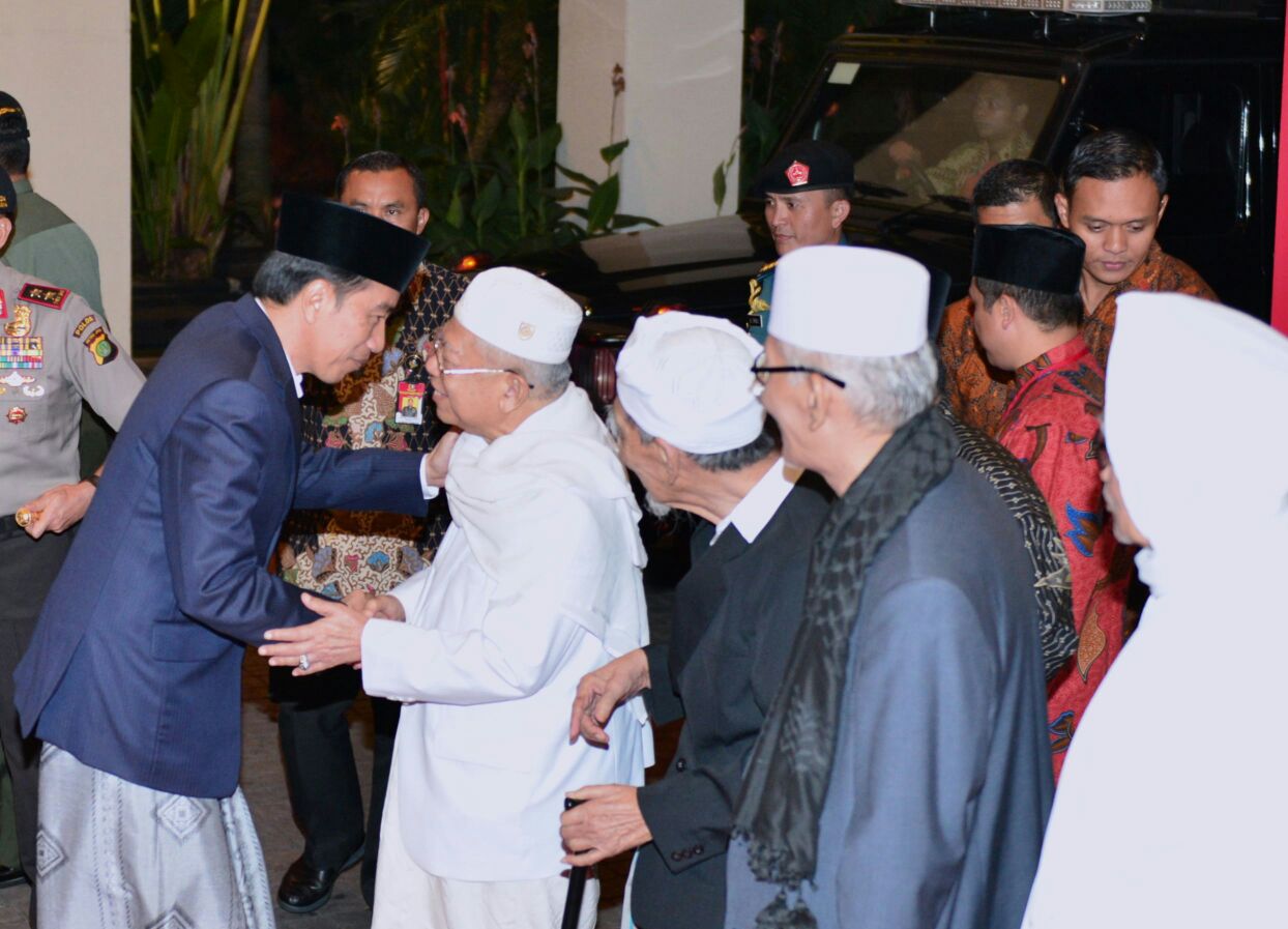 ULAMA: Presiden Jokowi menyalami Rais Aam PBNU KH Ma'ruf Amien dan para kiai lainnya di Halaqah Alim Ulama. (Foto Biro Pers/setpres)