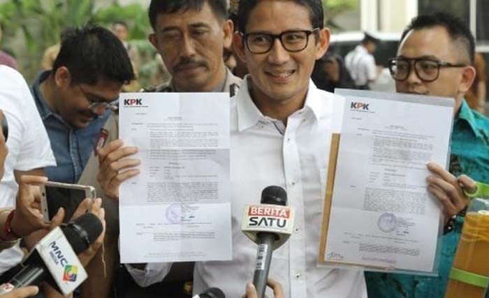 Sandiaga Uno menunjukkan surat panggilan dari KPK. Ia hari ini Jumat (14/7) dimintai keterangan mengenai pembangunan RS Pendidikan Udayana Tahun Anggaran 2009-2011. (foto: dokumentasi)