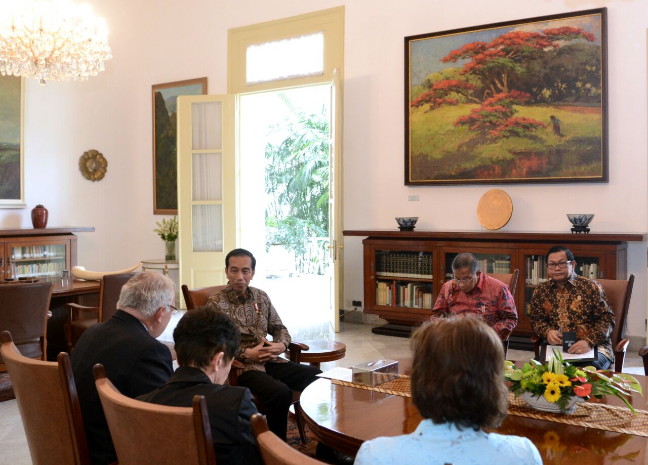 Presiden Joko Widodo pada Jumat (14/7), menerima kunjungan kehormatan Menteri Ekonomi, Pendidikan, dan Riset Swiss Johann N. Schneider Ammann di Istana Kepresidenan Bogor, Jawa Barat. (Foto: Biro Pers/Setpres)