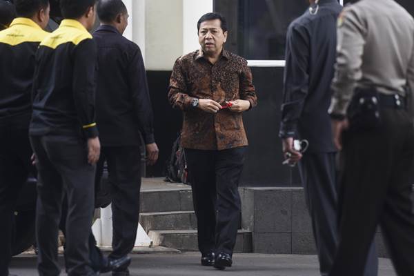 Setya Novanto  memenuhi panggilan KPK untuk menjalani pemeriksaan di gedung KPK, Jakarta, Jumat (14/7). (Foto: Antara)