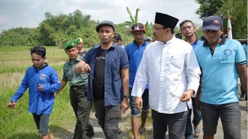 Wagub Jatim Saifullah Yusuf saat bersama Ivanka Basis Slank meninjau kawasan Lakardowo yang diduga tercemar B3