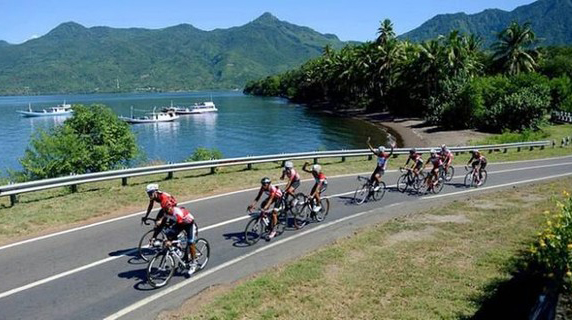 INDAH: Peserta TdF 2017 etape I sedang melewati keindahan alam teluk Maumere.