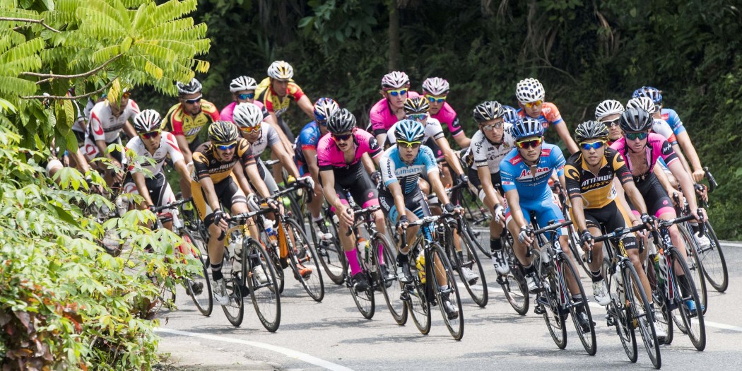 Peserta Tour de Flores di salah satu kelokan pada Etape ke 3.