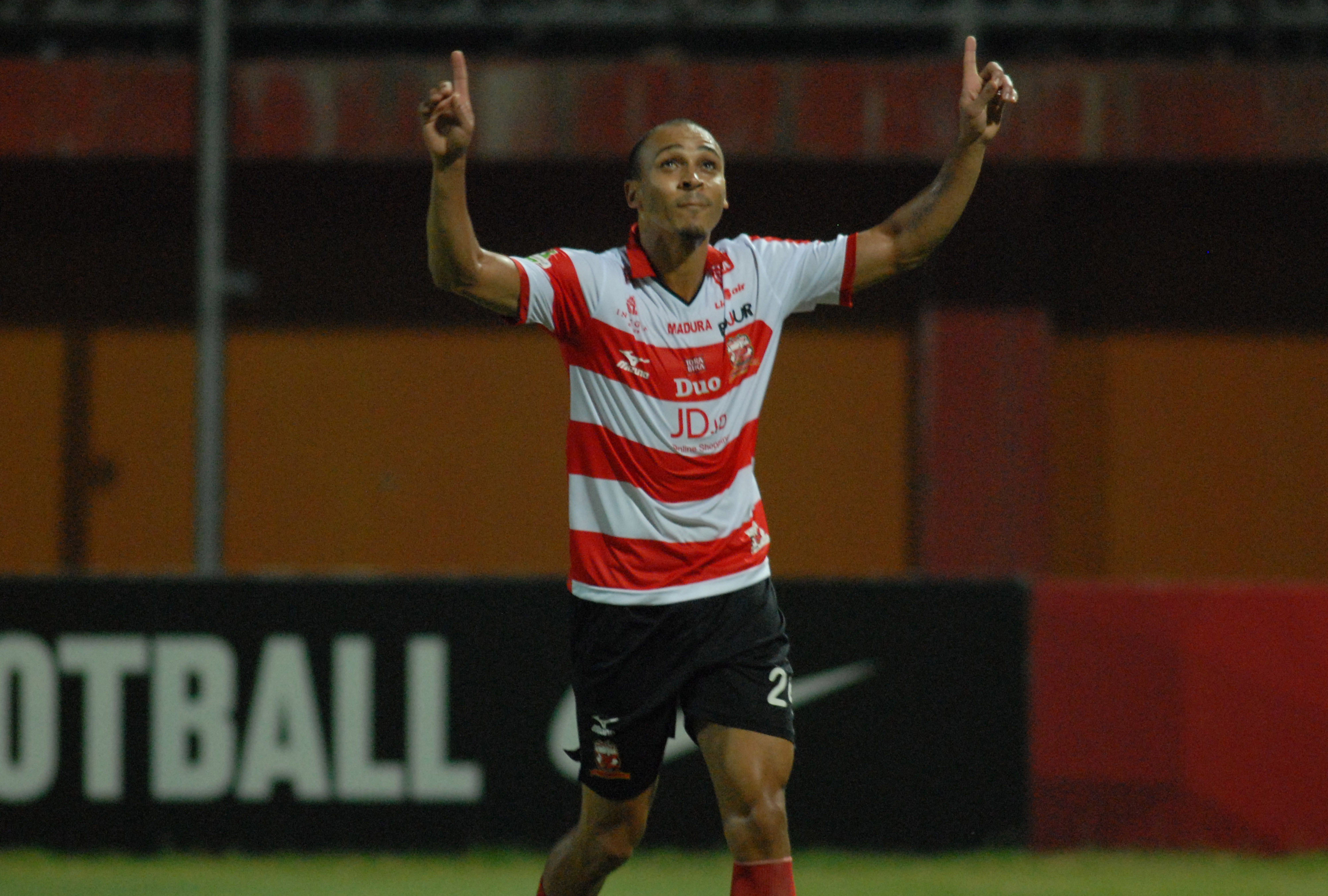 Top skor Liga I, Peter Odemwingie berpeluang menambah koleksi gol saat timnya Madura United menjamu tim juru kunci, Persiba Balikpapan di Stadion Gelora Bangkalan, Senin (17/7) sore nanti.(tom) 