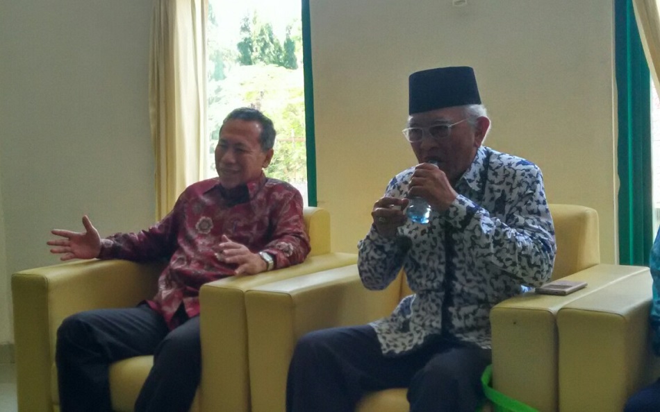 BERSAHABAT: Prof Syafiq A Mughni, dalam sebuah acara saat tampil bersama KH A Mustofa Bisri.