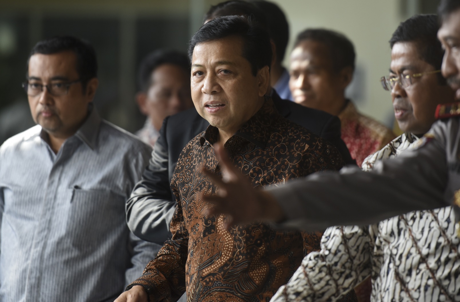 Ketua DPR Setya Novanto (tengah) berjalan keluar seusai diperiksa di gedung KPK, Jakarta, Jumat (14/7). Setya Novanto diperiksa KPK sebagai saksi dalam kasus dugaan korupsi proyek pengadaan e-KTP (KTP Elektronik) dengan tersangka Andi Agustinus alias Andi Narogong. (Foto: ANTARA FOTO/Hafidz Mubarak A.)