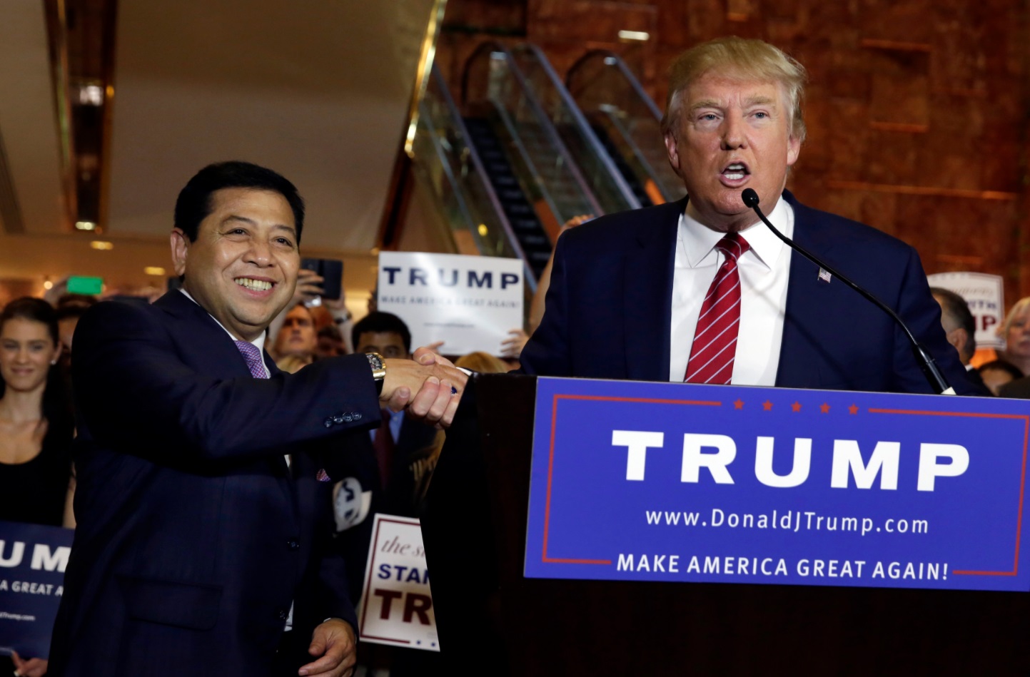 Setya Novanto pun pernah menimbulkan kehebohan di Indonesia terkait pemilihan presiden Amerika Serikat. Dalam kapasitasnya sebagai Ketua DPR RI, Setya mendatangi kampanye Donald Trump yang sedang mencalonkan diri jadi Presiden AS di New York, 3 September 2015.