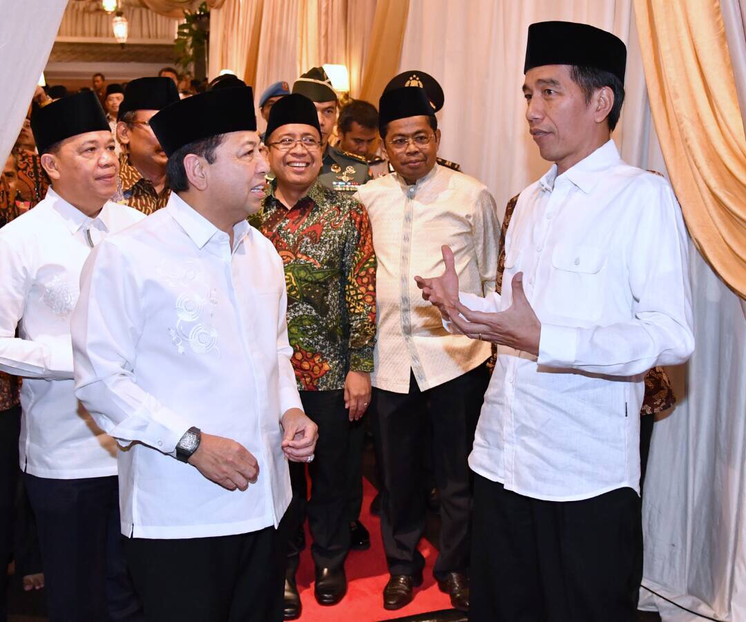 AKRAB: Presiden Jokowi tampak berbincang dengan Setya Novanto dalam sebuah acara. 