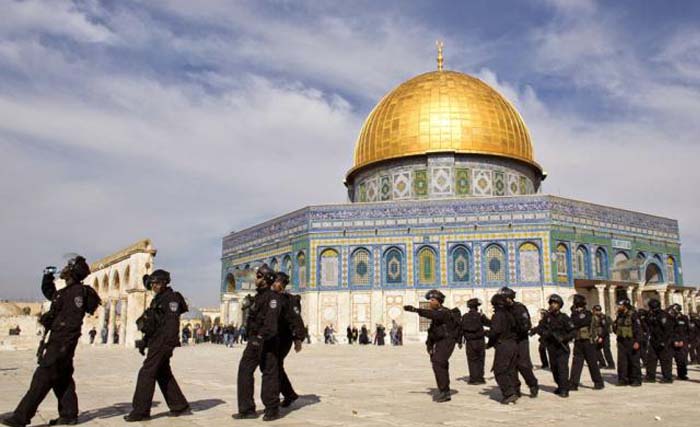  Tentara Israel patroli di depan Dome Of The Rock (Kubah Shakhrah) yang menjadi bagian dari Kompleks Masjidil Al Aqsa. Komplek ini ditutup untuk peziarah muslim selama dua hari oleh Israel. (foto: dokumentasi)