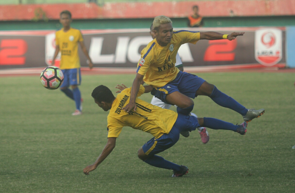 Dua pemain Persbul Buol jatuh bangun menghalau serangan Persiwa Wamena dalam laga lanjutan Liga 2 Grup 8 di Stadion Gelora Delta, Sidoarjo, Selasa (17/7) sore. (tom) 