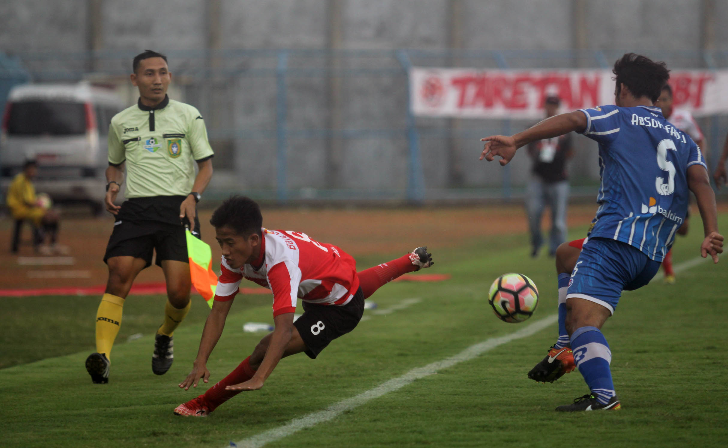 Kinerja wasit yang mendapat sorotan di putaran pertama membuat operator Liga I, PT Liga Indonesia Baru memutuskan akan menggunakan wasit asing pada putaran kedua, 4 Agustus mendatang.  <tom>