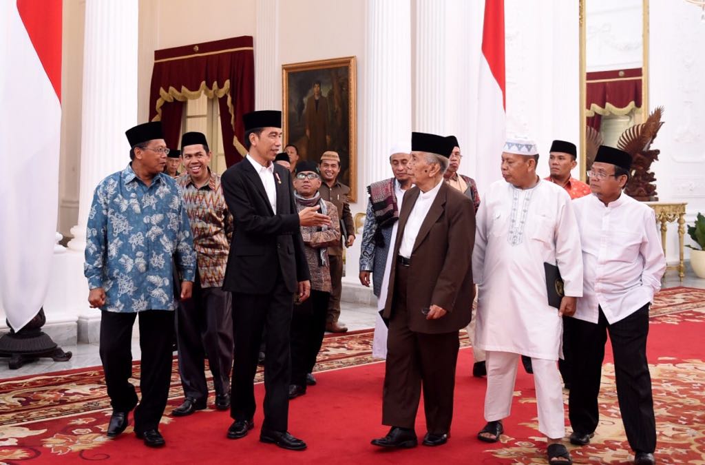 ULAMA: Presiden Jokowi bertemu 30 ulama asal Sulawesi di Istana Merdeka Jakarta. (Foto Biro Pers/Setpres)