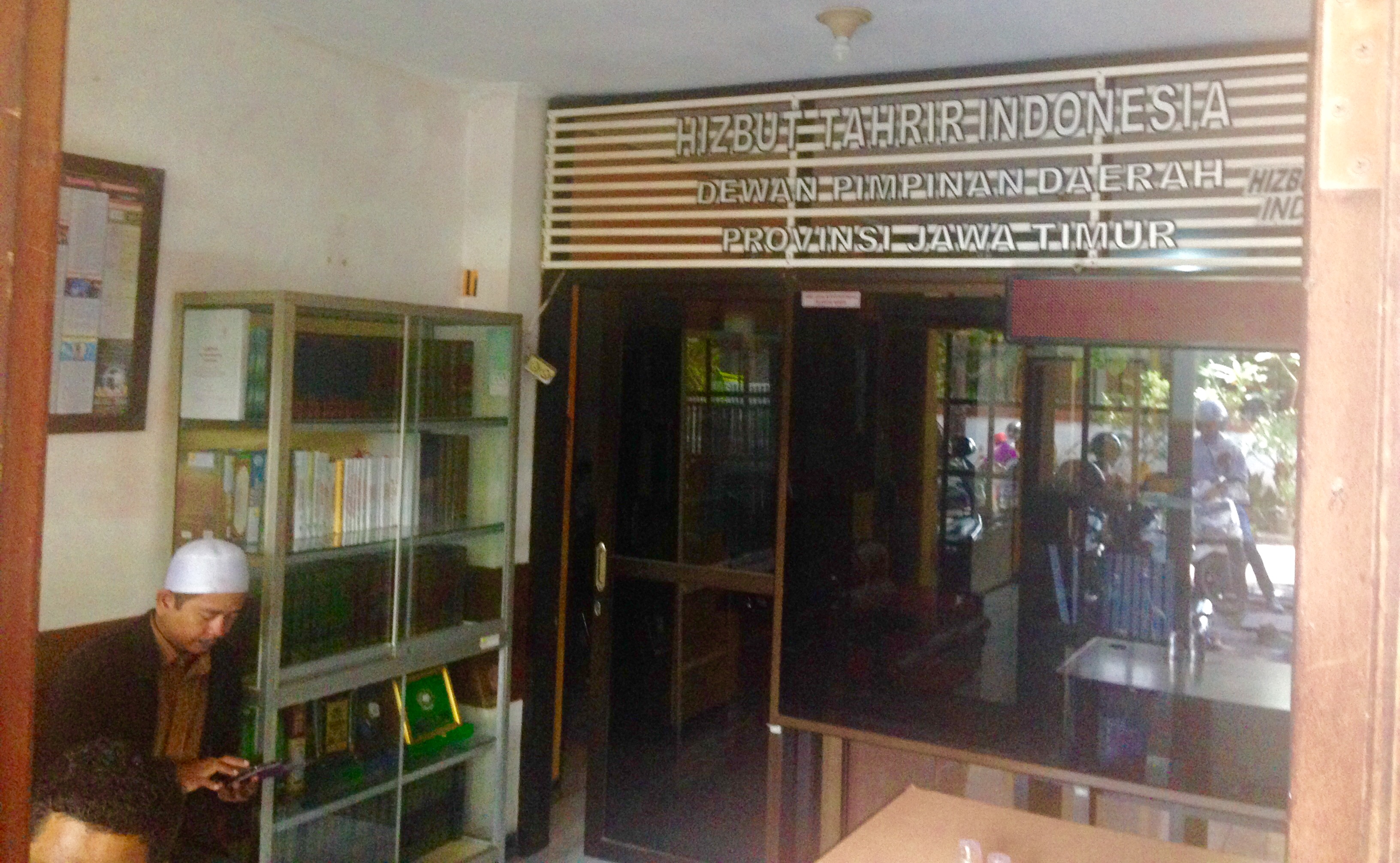 Situasi di dalam kantor DPD HTI Jatim, di Katintang, Gayungan, Kota Surabaya, aktifitas berjalan seperti biasa, Kamis (19/7). (Foto frd)