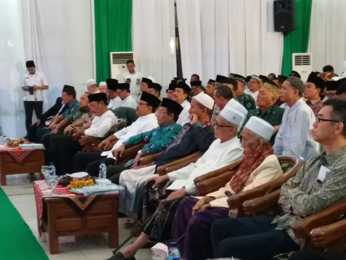 ULAMA: H Saifullah Yusuf (Gus Ipul) di antara para kiai dan tokoh masyarakat Jatim. (foto: ngopibareng.id)