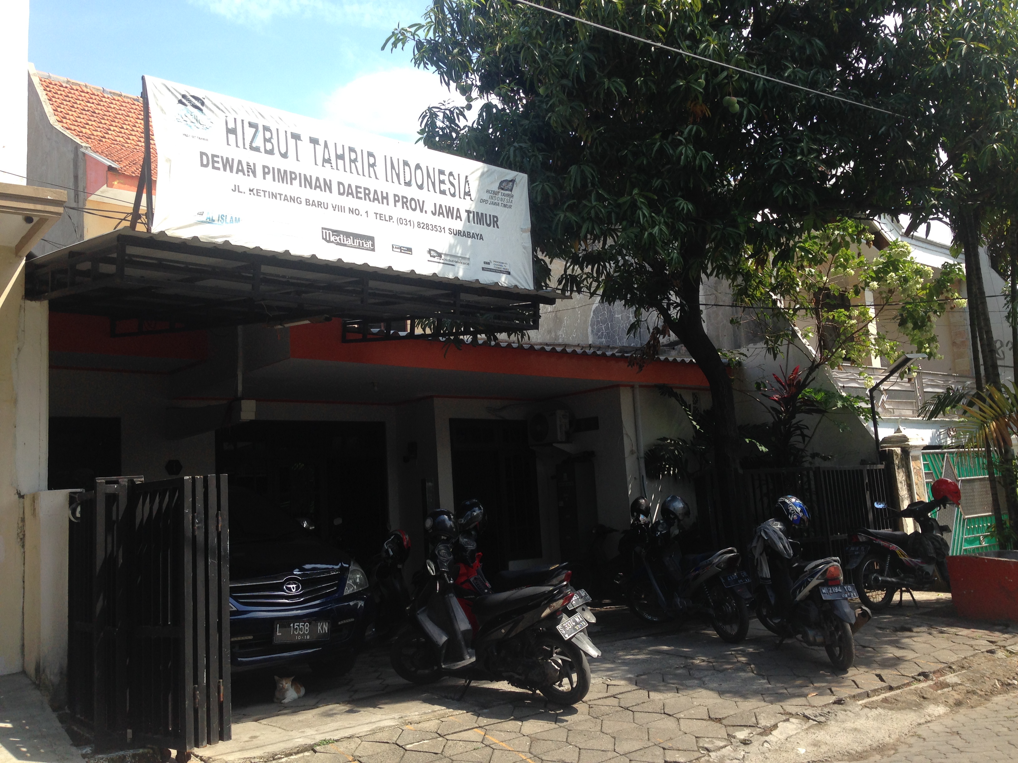 Situasi di depan kantor DPD HTI Jatim, di bilangan Ketintang, Gayungan, Kota Surabaya, aktifitas berjalan seperti biasa, Kamis (19/7). (Foto frd)