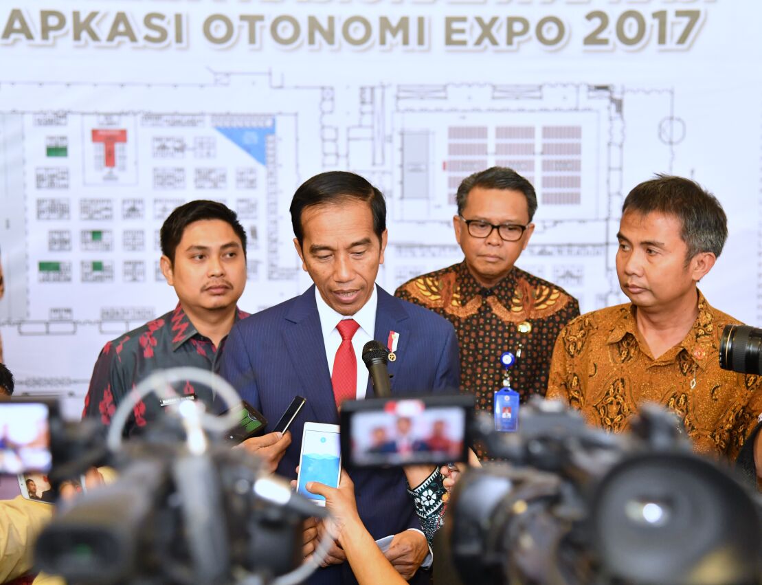 Presiden Joko Widodo seusai acara APKASI di Jakarta Convention Center, Rabu (19/7), menegaskan komitmen untuk tidak mengintervensi Komisi Pemberantasan Korupsi (KPK) dalam menjalankan tugasnya.  (Foto: Biro Pers/Setpers)