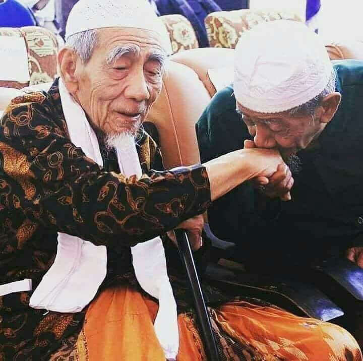 TAWADHU: Kiai Khusein Ilyas begitu hormat pada kiai yang lebih, KH Maimun Zubair Sarang. (foto:istimewa)