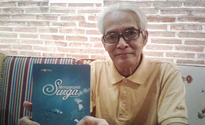 Yuleng Ben Tallar dan novel kelimanya, Menggapai Surga. (foto: nis)