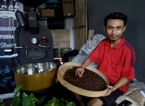 Aktivitas sangrai kopi di @rskonak. foto:widikamidi