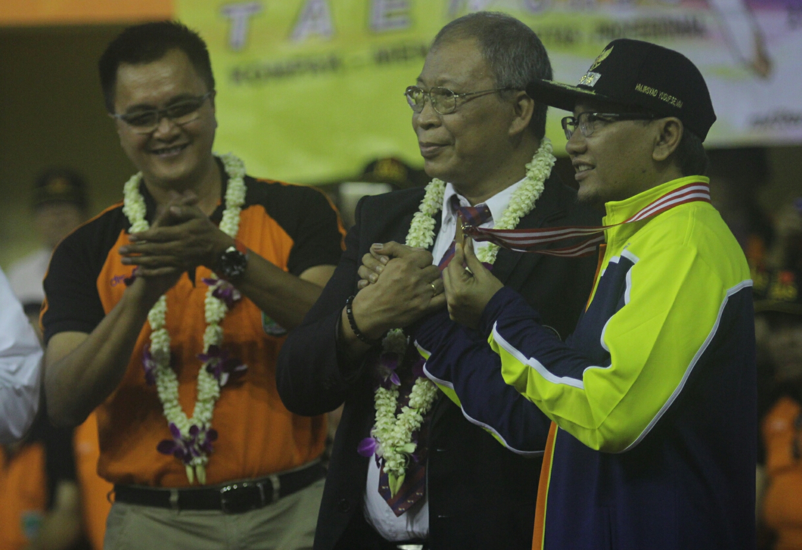 Bupati Pasuruan Irsyad Yusuf (kanan) menerima medali kehormatan di sela pembukaan Kejurprov Taekwondo Antar Pelajar se Jatim di  GOR Sasana Krida Anoraga, Raci, Kabupaten Pasuruan, Jumat (21/7). (tom)